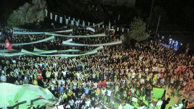 Zatímco diplomaté se dohadují o textu rezoluce, v Sýrii pokračují protesty proti režimu prezidenta Bašára Asada. Snímek je z Damašku.