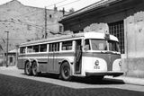 Legendární trolejbus Tatra T400 z roku 1951 před smíchovskou vozovnou v ulici Na Valentince.