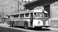 Legendární trolejbus Tatra T400 z roku 1951 před smíchovskou vozovnou v ulici Na Valentince.