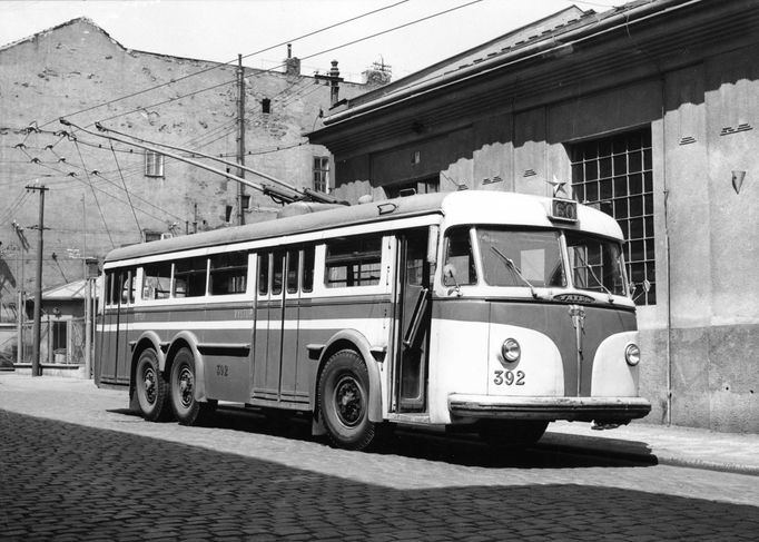 Legendární trolejbus Tatra T400 č. 392 z roku 1951 před smíchovskou vozovnou v ulici Na Valentince.