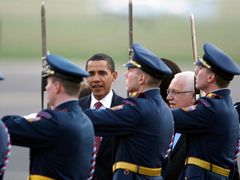 Barak Obama prochází s Václavem Klausem kolem čestné stráže po výstupu z letadla.