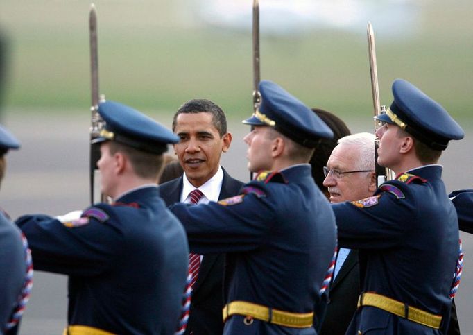 Barak Obama prochází s Václavem Klausem kolem čestné stráže po výstupu z letadla.