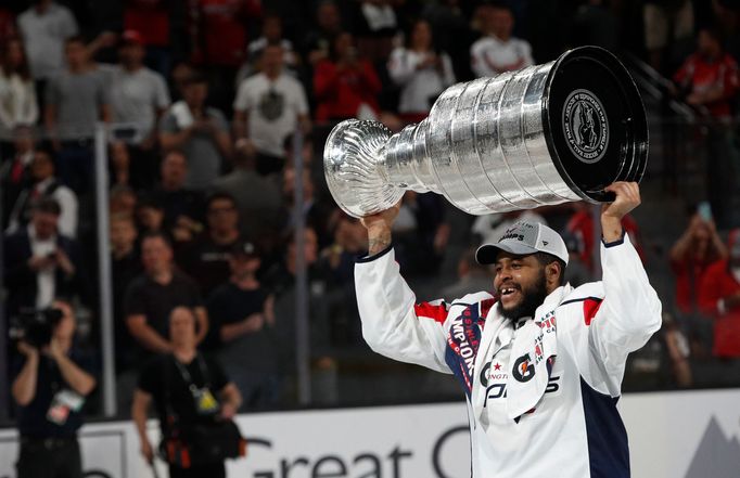 Devante Smith-Pelly zvedl nad hlavu Stanley Cup.