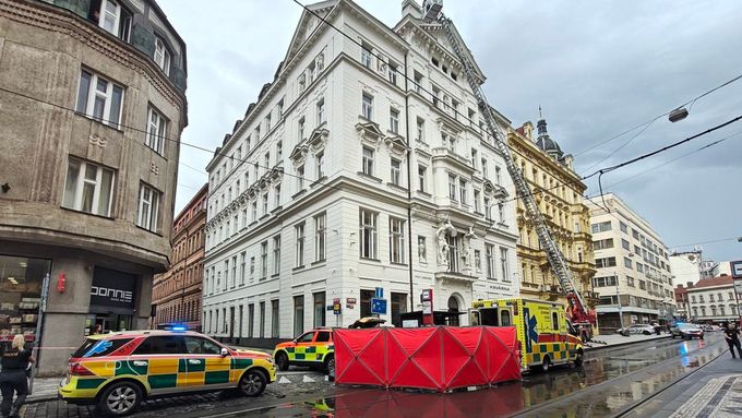 Případem se zabývají policisté, na místě zasahovali také pražští hasiči a záchranáři.