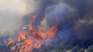 A fire fighting helicopter drops water over the Wood Hollow fire, north of Fairview, Utah, June 26, 2012. More than 500 structures have been threatened by the Wood Hollow fire, forcing up to 1,500 people from homes. REUTERS/George Frey (UNITED STATES - Tags: ENVIRONMENT DISASTER) Published: Čer. 26, 2012, 9:31 odp.