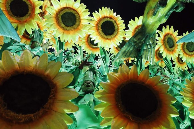 Revellers from the Vila Isabel samba school participate in the annual Carnival parade in Rio de Janeiro's Sambadrome, February 12, 2013. REUTERS/Sergio Moraes (BRAZIL - Tags: SOCIETY) Published: Úno. 12, 2013, 8:02 dop.