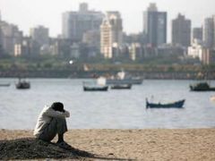 Dělník odpočívá, v pozadí panorama indické hospodářské metropole Mumbaje (Bombaje).
