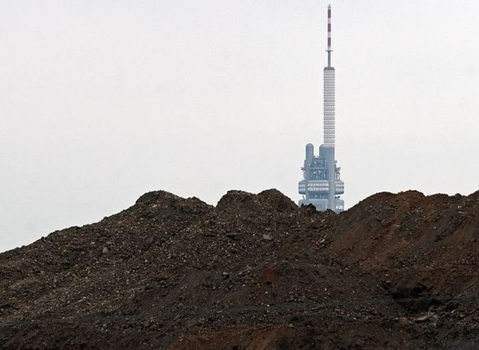 Vytěženou hlínu nelze přehlídnout už z dálky. Z některého úhlu to skoro vypadá, že je vysoká jako Žižkovský vysílač, to se ovšem jen zdá.