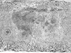 Povrch Měsíce roztažený do obdélníkové mapy.