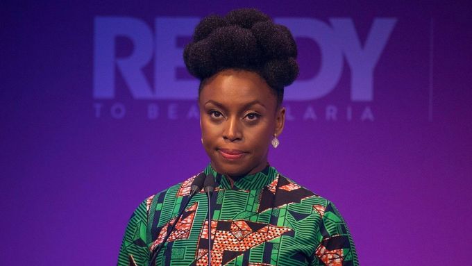 Nigerijská spisovatelka Chimamanda Ngozi Adichieová jde proti stereotypům, předsudkům a obecně očekáváním západních čtenářů.