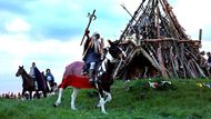 Hranici před zapálením obklopují jezdci na koních, kteří připomínají dávné pastevecké rituály. Oheň měl kdysi chránit stáda a zajistit úrodné léto.