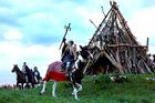 Hranici před zapálením obklopují jezdci na koních, kteří připomínají dávné pastevecké rituály. Oheň měl kdysi chránit stáda a zajistit úrodné léto.