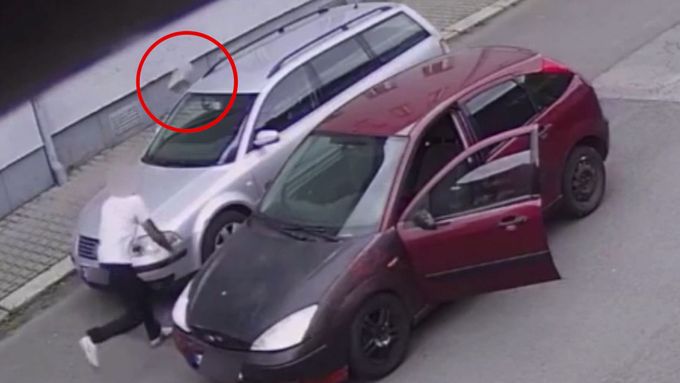 Ostrava: Muž ujížděl policistům, o dva dny dříve hodil kostku na auto