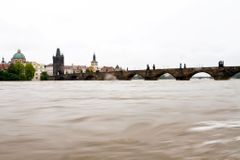 V Praze utonuli dva muži, ve Vltavě a v bazénu