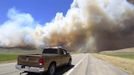 A Police officer drives down US highway 89 as smoke from the Wood Hollow fire fills the sky north of Fairview, Utah, June 26, 2012. More than 500 structures have been threatened by the Wood Hollow fire, forcing up to 1,500 people from homes. REUTERS/George Frey (UNITED STATES - Tags: ENVIRONMENT DISASTER) Published: Čer. 26, 2012, 9:58 odp.