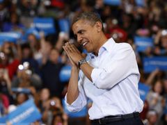 U.S. President Barack Obama gestures at a campaign event at Lima Senior High School in Lima, Ohio, November 2, 2012. REUTERS/Larry Downing (UNITED STATES - Tags: POLITICS ELECTIONS USA PRESIDENTIAL ELECTION) Published: Lis. 2, 2012, 8:08 odp.