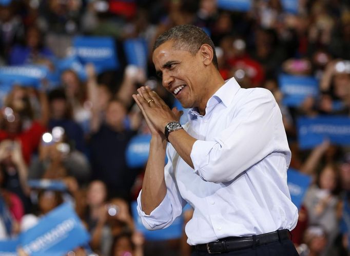 U.S. President Barack Obama gestures at a campaign event at Lima Senior High School in Lima, Ohio, November 2, 2012. REUTERS/Larry Downing (UNITED STATES - Tags: POLITICS ELECTIONS USA PRESIDENTIAL ELECTION) Published: Lis. 2, 2012, 8:08 odp.