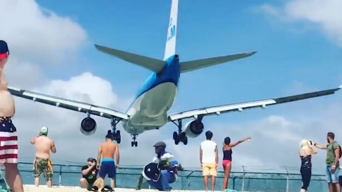 Nebezpečná zábava na karibském ostrově Sint Marteen. Turisté sledují letadla z pláže