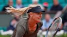 Ruská tenistka Maria Šarapovová běží za míčkem v utkání s Češkou Klárou Zakopalovou během osmifinále French Open 2012.