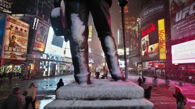 New York zaskočila sněhová bouře, na snímku socha na Times Square.