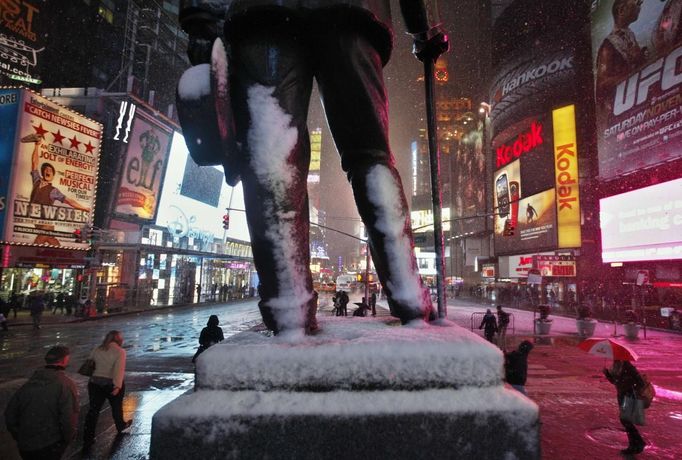 Snow gathers on the statue of George M. Cohan in New York's Times Square, November 7, 2012. A wintry storm dropped snow on the Northeast and threatened to bring dangerous winds and flooding to a region still climbing out from the devastation of superstorm Sandy. REUTERS/Brendan McDermid (UNITED STATES - Tags: DISASTER ENVIRONMENT) Published: Lis. 8, 2012, 1:47 dop.