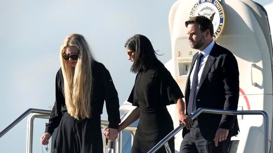 Rakev v Air Force 2. Vdovu s křížkem vedla žena viceprezidenta, Vance truchlí