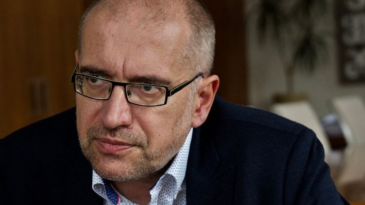 Ministr Bek využil při cestě po dálnici maják. Zřejmě neměl důvod