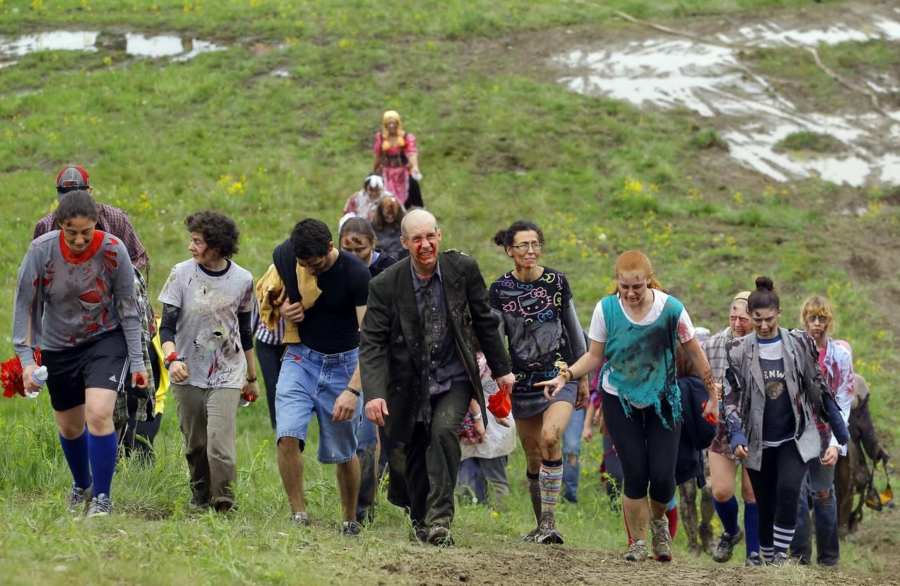 OBRAZEM: Prohlédněte fotografie z bizardního závodu zombies