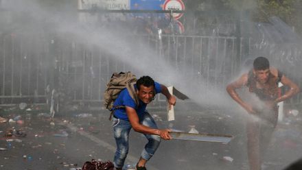 Maďarská policie zaháněla migranty vodními děly a slzným plynem