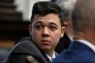 Porota v kauze Kenosha zprostila mladého střelce Rittenhouse všech obvinění