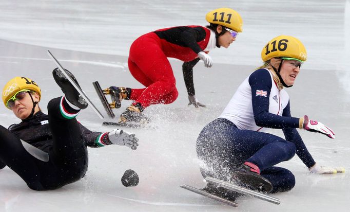 Číňanka Li Jianrou, Italka Arianna Fontanaová, Britka Elise Christieová na OH v Soči