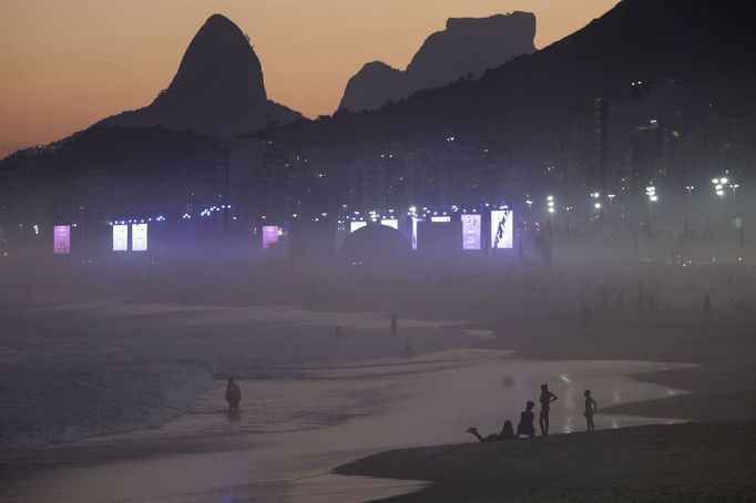 Snímek z vystoupení Madonny na pláži Copacabana.