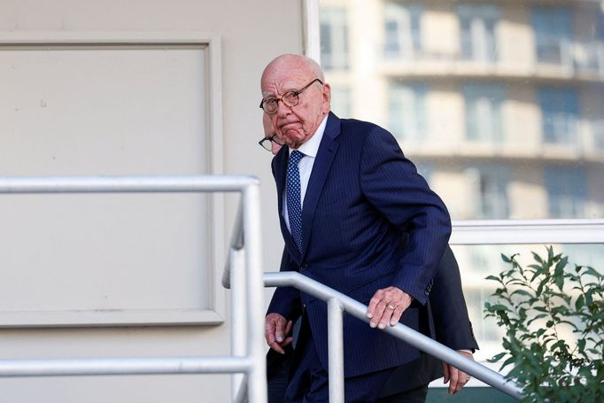 Miliardář a mediální magnát Rupert Murdoch se soudí se svými dětmi o to, kdo má vést po jeho smrti firmu.