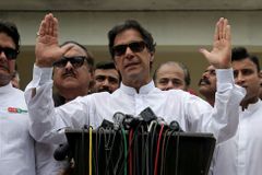 Střelec v Pákistánu zranil bývalého premiéra Chána. Policie útočníka zadržela