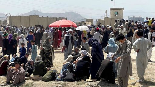 Lidé čekají u letiště v Kábulu, snímek ze 17. srpna.