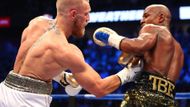 McGregor rozdal několik ran, ale Floy Mayweather zůstával v klidu.