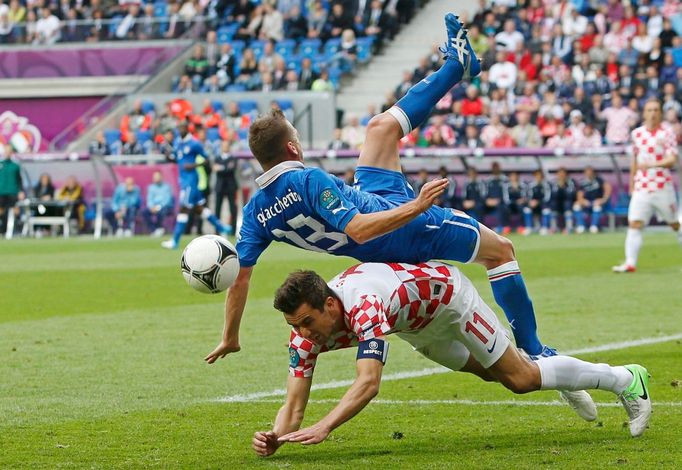 Italský fotbalista Emanuele Giaccherini přepadává přes Darijo Srnu během utkání Chorvatska s Itálií ve skupině C na Euru 2012.