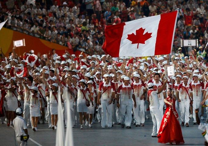 Kanadská delegace nastupuje na zahájení olympijských her v Pekingu.