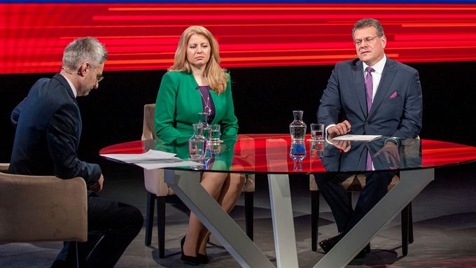 Zuzana Čaputová a Maroš Šefčovič v televizní debatě.