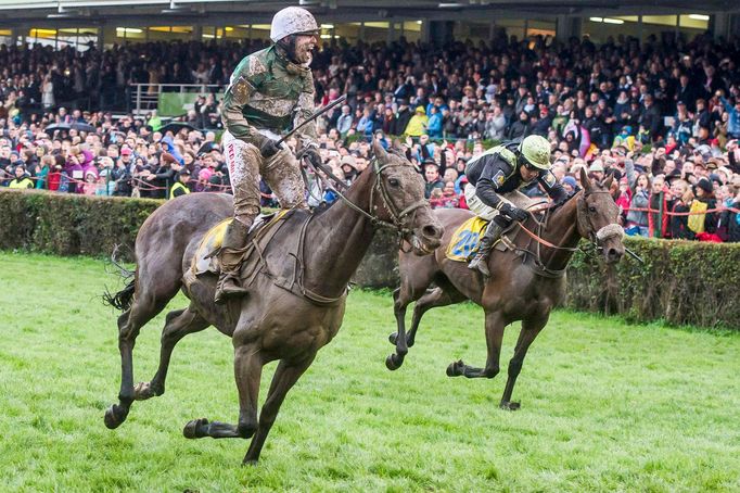 Jan Kratochvíl na koni No Time To Lose vítězí v 127. Velké pardubické 8. října 2017. Druhý dokončil Urgent de Gregaine s Felixem de Gilesem.