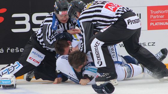 Česká Winter Classic jak má být: Mráz, fanynky i bitka