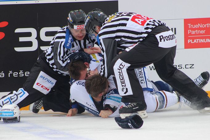 ELH, Kometa-Plzeň: Jan Káňa (22) - Jakub Lev (30), bitka