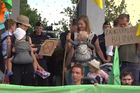 Aktivisté protestovali u vchodu do "ministerstva životního selhání", kvůli klimatu