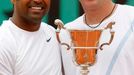 Leander Paes a Lukáš Dlouhý s trofejí z French Open