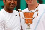 Leander Paes a Lukáš Dlouhý s trofejí z French Open