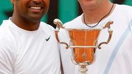 Leander Paes a Lukáš Dlouhý s trofejí z French Open