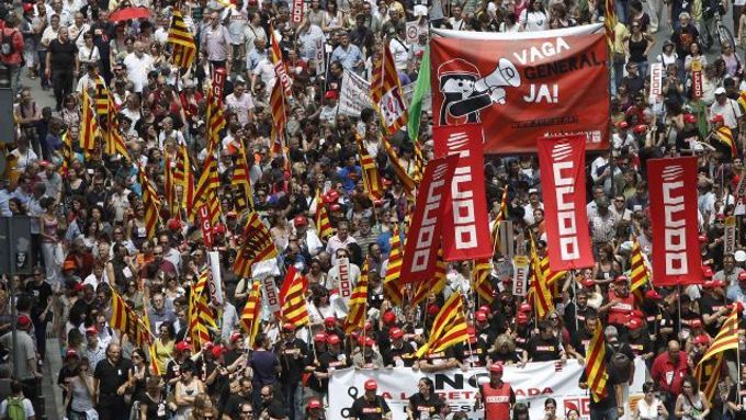 Na úsporná opatření vlády v Madridu zareagovaly odbory demonstracemi, nezaměstnanost postihuje ale hlavně mladé