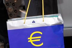 Získat úvěr mimo banku? Evropská komise chce zpřísnění