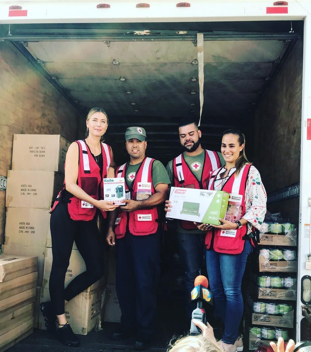 Monica Puigová a Maria Šarapovová pomáhají Portoriku