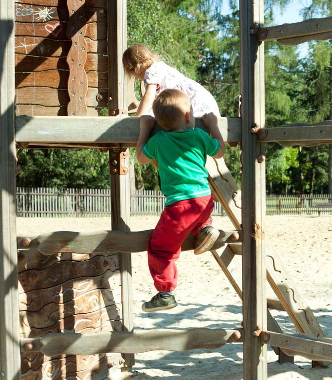 Sídliště Ďáblice má ve "vnitrobloku" několik hřišť, čtyři školky a cyklostezku.